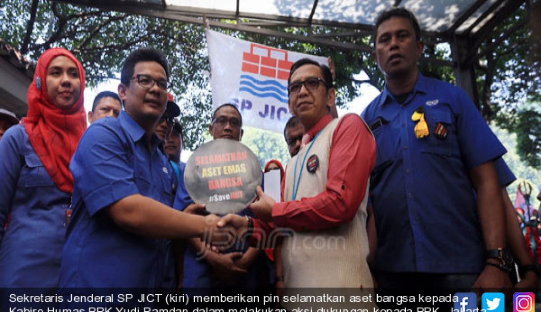 Sekretaris Jenderal SP JICT (kiri) memberikan pin selamatkan aset bangsa kepada Kabiro Humas BPK Yudi Ramdan dalam melakukan aksi dukungan kepada BPK, Jakarta, Kamis (27/7). - JPNN.com