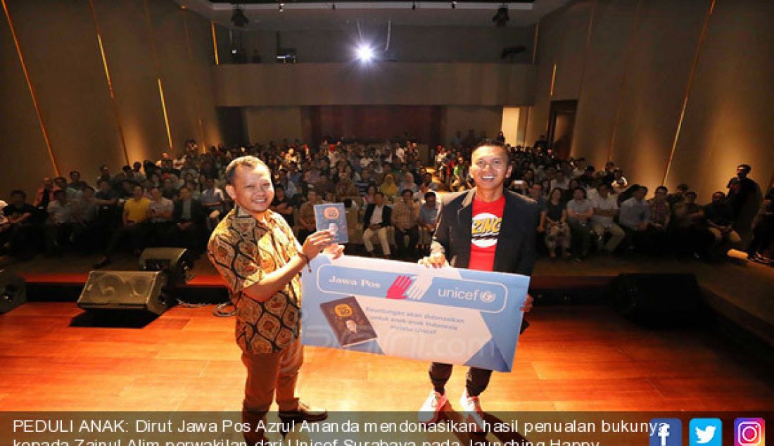 PEDULI ANAK: Dirut Jawa Pos Azrul Ananda mendonasikan hasil penualan bukunya kepada Zainul Alim perwakilan dari Unicef Surabaya pada launching Happy Wednesday Top 40 di Lounge XXI Ciputra World Surabaya,Rabu (26/7/17). - JPNN.com
