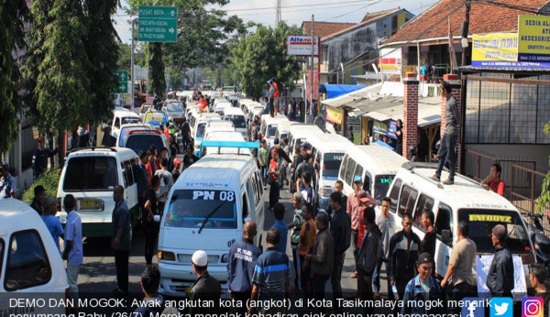 DEMO DAN MOGOK: Awak angkutan kota (angkot) di Kota Tasikmalaya mogok menarik penumpang Rabu (26/7). Mereka menolak kehadiran ojek online yang beropaerasi di Kota Tasikmalaya. - JPNN.com