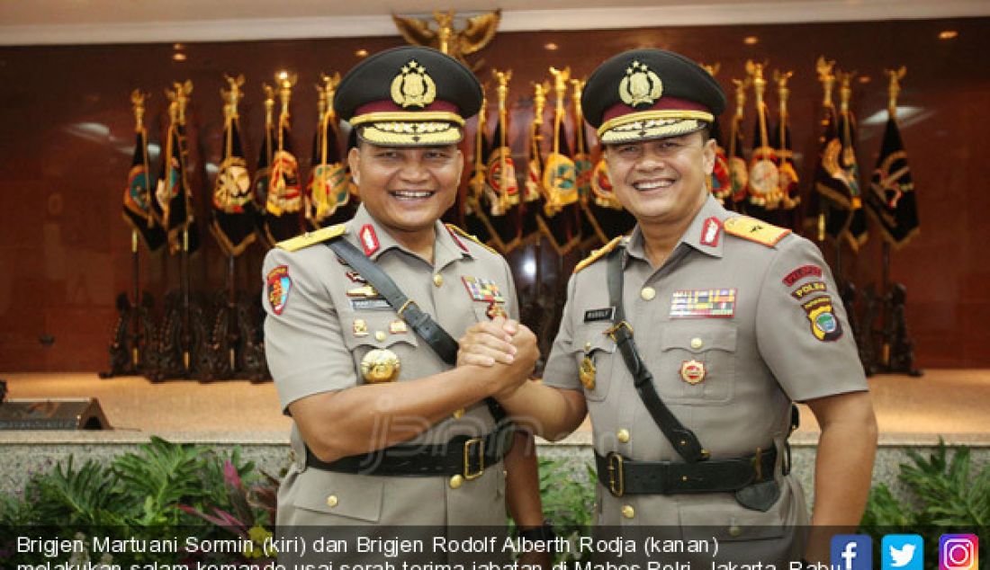 Brigjen Martuani Sormin (kiri) dan Brigjen Rodolf Alberth Rodja (kanan) melakukan salam komando usai serah terima jabatan di Mabes Polri, Jakarta, Rabu (26/7). - JPNN.com