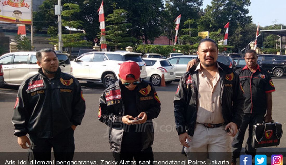 Aris Idol ditemani pengacaranya, Zacky Alatas saat mendatangi Polres Jakarta Selatan, Rabu (26/7). (Djainab Natalia Saroh) - JPNN.com