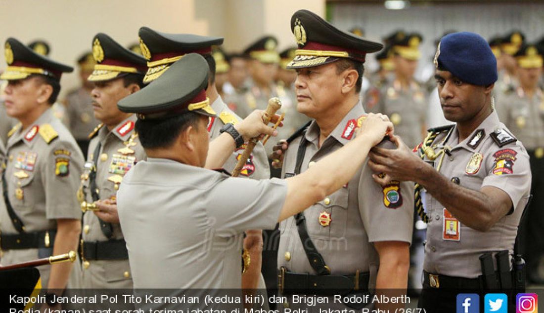 Kapolri Jenderal Pol Tito Karnavian (kedua kiri) dan Brigjen Rodolf Alberth Rodja (kanan) saat serah terima jabatan di Mabes Polri, Jakarta, Rabu (26/7). - JPNN.com