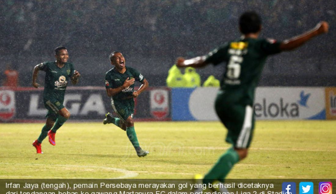 Irfan Jaya (tengah), pemain Persebaya merayakan gol yang berhasil dicetaknya dari tendangan bebas ke gawang Martapura FC dalam pertandingan Liga 2 di Stadion Gelora Bung Tomo, Surabaya, Kamis (27/7). - JPNN.com