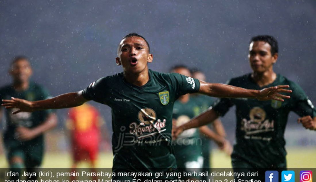 Irfan Jaya (kiri), pemain Persebaya merayakan gol yang berhasil dicetaknya dari tendangan bebas ke gawang Martapura FC dalam pertandingan Liga 2 di Stadion Gelora Bung Tomo, Surabaya, Kamis (27/7). - JPNN.com