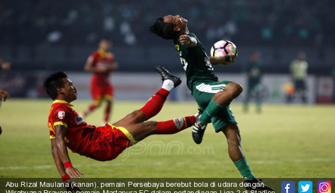 Abu Rizal Maulana (kanan), pemain Persebaya berebut bola di udara dengan Wirabuana Prayogo, pemain Martapura FC dalam pertandingan Liga 2 di Stadion Gelora Bung Tomo, Surabaya, Kamis (27/7). - JPNN.com