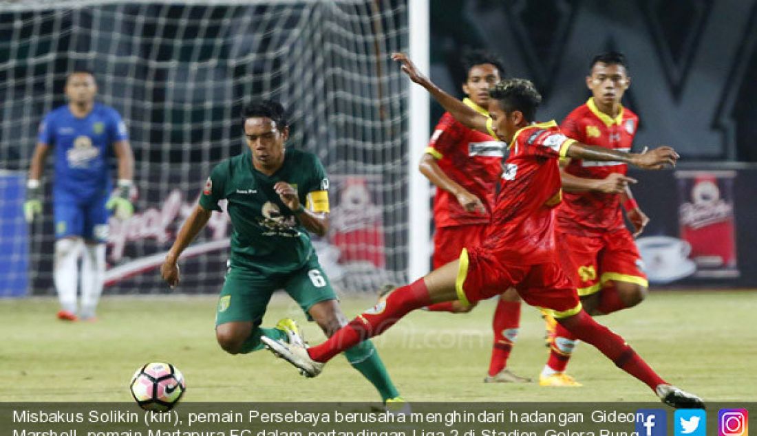 Misbakus Solikin (kiri), pemain Persebaya berusaha menghindari hadangan Gideon Marshell, pemain Martapura FC dalam pertandingan Liga 2 di Stadion Gelora Bung Tomo, Surabaya, Kamis (27/7). - JPNN.com