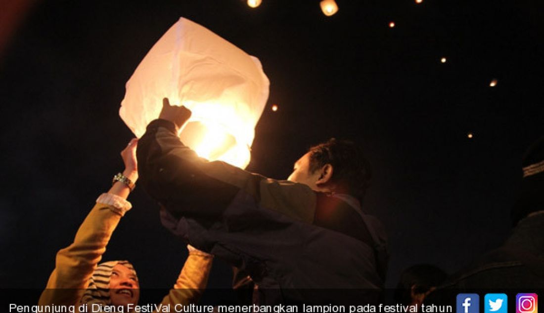 Pengunjung di Dieng FestiVal Culture menerbangkan lampion pada festival tahun lalu. - JPNN.com