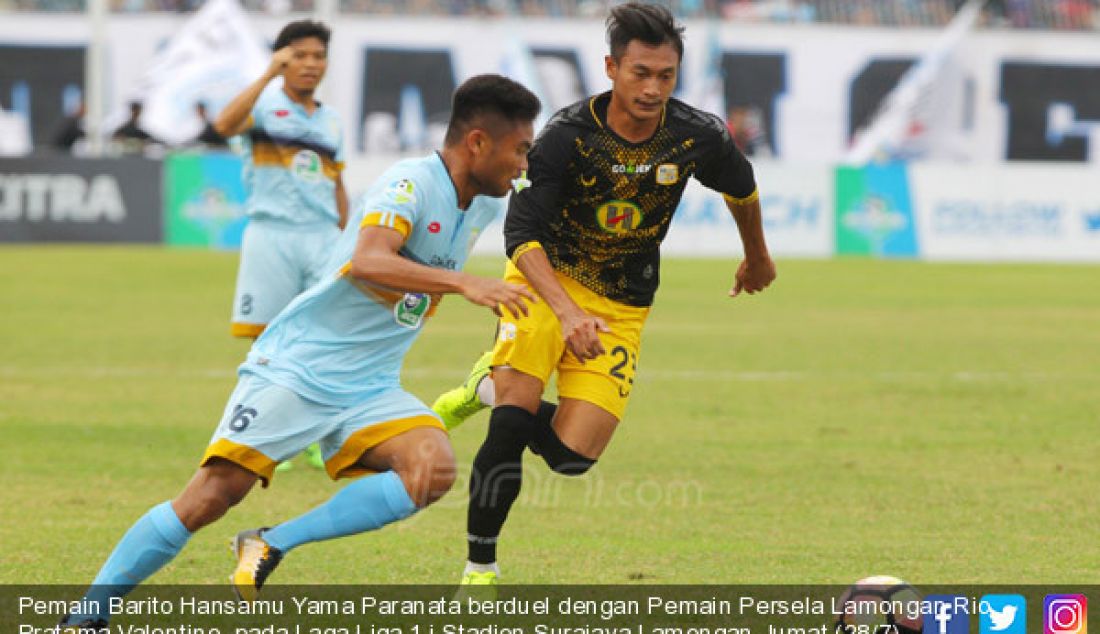 Pemain Barito Hansamu Yama Paranata berduel dengan Pemain Persela Lamongan Rio Pratama Valentino, pada Laga Liga 1.i Stadion Surajaya Lamongan,Jumat (28/7) yang berakhir dengan skor 3-2 untuk kemenangan Persela. - JPNN.com