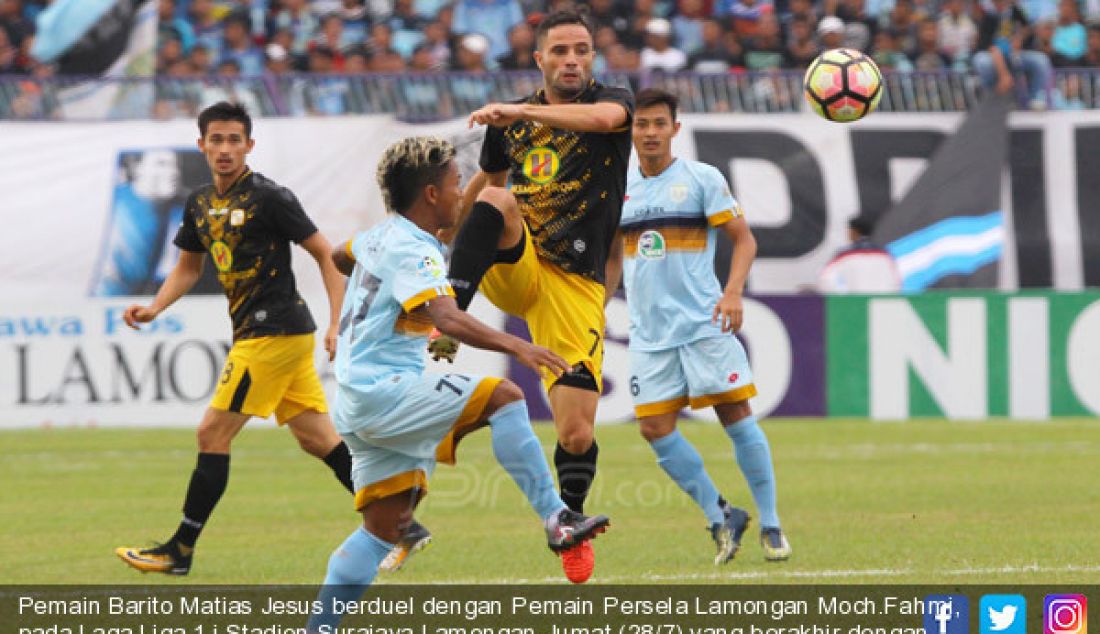 Pemain Barito Matias Jesus berduel dengan Pemain Persela Lamongan Moch.Fahmi, pada Laga Liga 1.i Stadion Surajaya Lamongan,Jumat (28/7) yang berakhir dengan skor 3-2 untuk kemenangan Persela. - JPNN.com