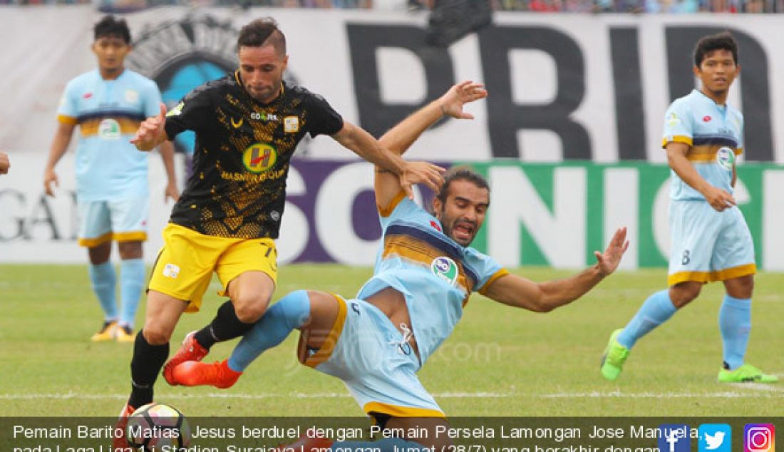 Pemain Barito Matias Jesus berduel dengan Pemain Persela Lamongan Jose Manuela, pada Laga Liga 1.i Stadion Surajaya Lamongan,Jumat (28/7) yang berakhir dengan skor 3-2 untuk kemenangan Persela. - JPNN.com