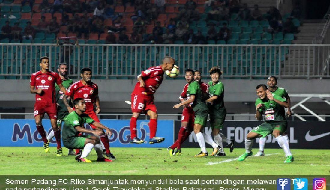 Semen Padang FC Riko Simanjuntak menyundul bola saat pertandingan melawan PS TNI pada pertandingan Liga 1 Gojek-Traveloka di Stadion Pakansari, Bogor, Minggu (30/7). PS TNI memenangkan pertandingan 2-1. - JPNN.com