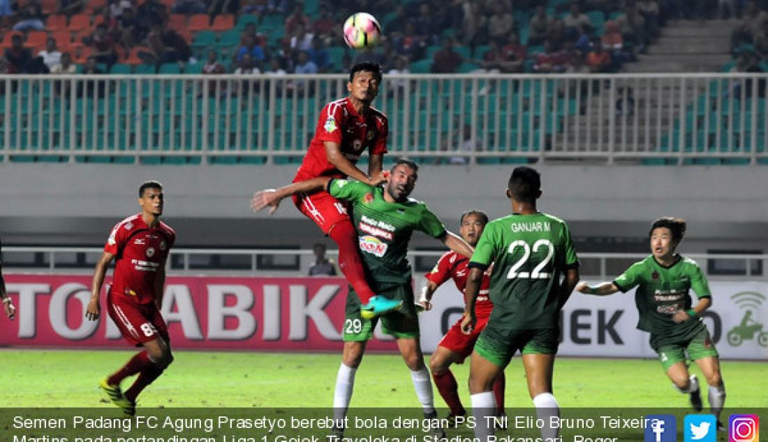 Semen Padang FC Agung Prasetyo berebut bola dengan PS TNI Elio Bruno Teixeira Martins pada pertandingan Liga 1 Gojek-Traveloka di Stadion Pakansari, Bogor, Minggu (30/7). PS TNI memenangkan pertandingan 2-1. - JPNN.com