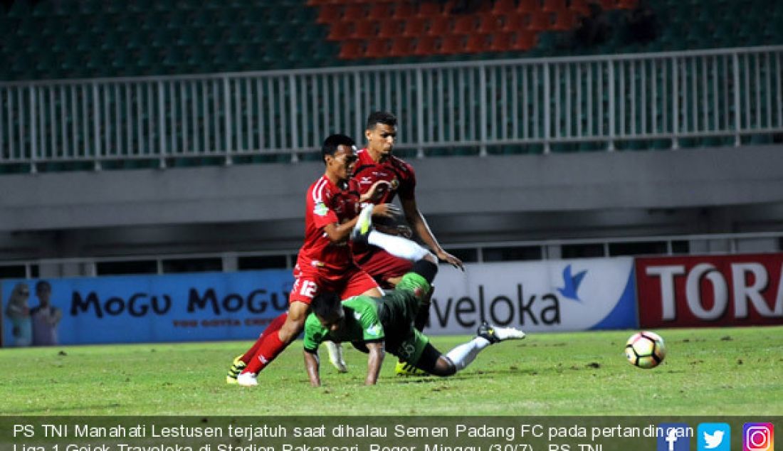 PS TNI Manahati Lestusen terjatuh saat dihalau Semen Padang FC pada pertandingan Liga 1 Gojek-Traveloka di Stadion Pakansari, Bogor, Minggu (30/7). PS TNI memenangkan pertandingan 2-1. - JPNN.com