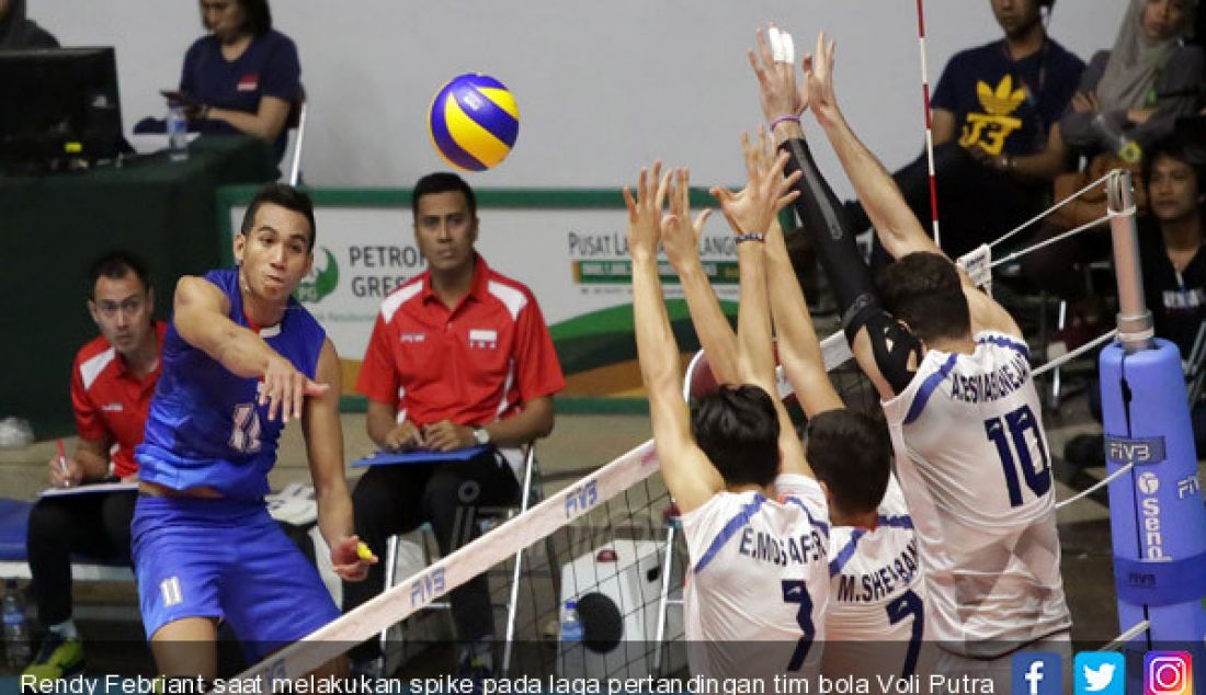 Rendy Febriant saat melakukan spike pada laga pertandingan tim bola Voli Putra Indonesia melawan Iran dengan skor 3 - 2, Minggu (30/7). - JPNN.com