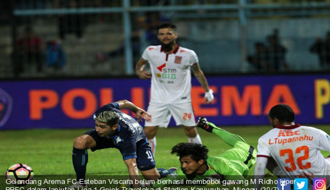 Gelandang Arema FC Esteban Viscara belum berhasil membobol gawang M Ridho kiper PBFC dalam lanjutan Liga 1 Gojek-Traveloka di Stadion Kanjuruhan, Minggu (30/7). Kedua tim berbagi poin,pertandingan berakhir dengan skor 0-0. - JPNN.com