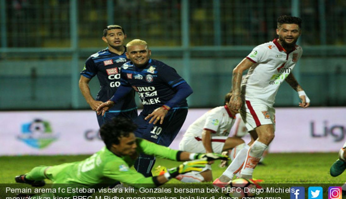 Pemain arema fc Esteban viscara kiri, Gonzales bersama bek PBFC Diego Michiels menyaksikan kiper PBFC M Ridho mengamankan bola liar di depan gawangnya, lanjutan Liga 1 Gojek-Traveloka di Stadion Kanjuruhan, Minggu (30/7). - JPNN.com