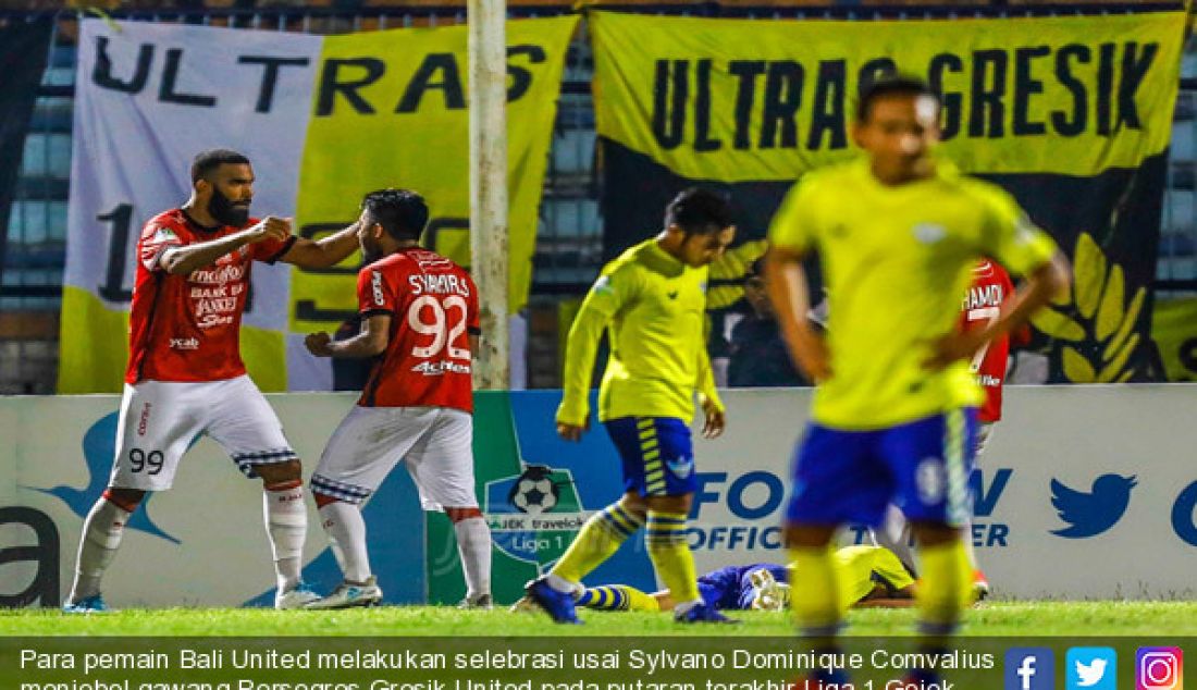 Para pemain Bali United melakukan selebrasi usai Sylvano Dominique Comvalius menjebol gawang Persegres Gresik United pada putaran terakhir Liga 1 Gojek Traveloka di Stadion Lamongan, Senin (31/7). - JPNN.com