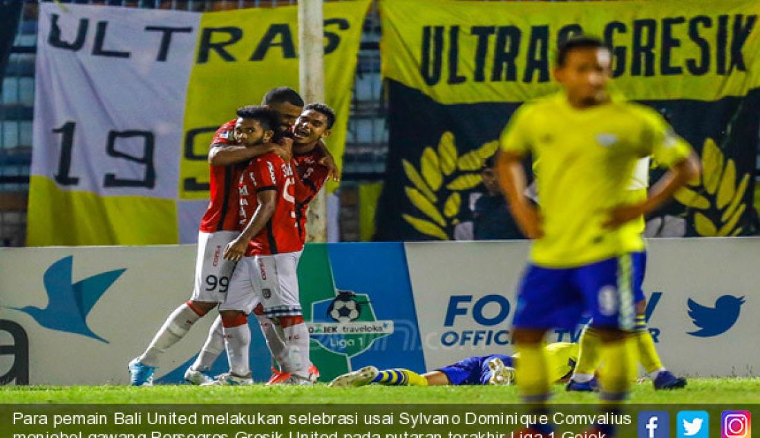 Para pemain Bali United melakukan selebrasi usai Sylvano Dominique Comvalius menjebol gawang Persegres Gresik United pada putaran terakhir Liga 1 Gojek Traveloka di Stadion Lamongan, Senin (31/7). - JPNN.com