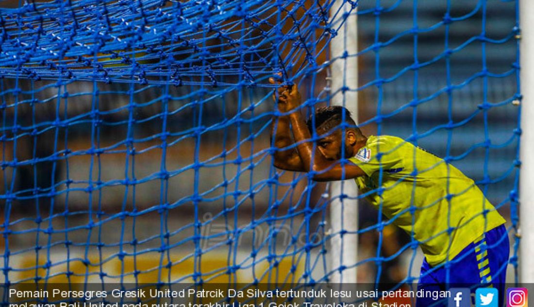 Pemain Persegres Gresik United Patrcik Da Silva tertunduk lesu usai pertandingan melawan Bali United pada putara terakhir Liga 1 Gojek Traveloka di Stadion Surajaya Lamongan, Senin (31/7). - JPNN.com