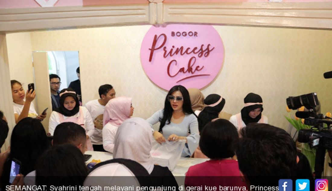 SEMANGAT: Syahrini tengah melayani pengunjung di gerai kue barunya, Princess Cake Syahrini. - JPNN.com