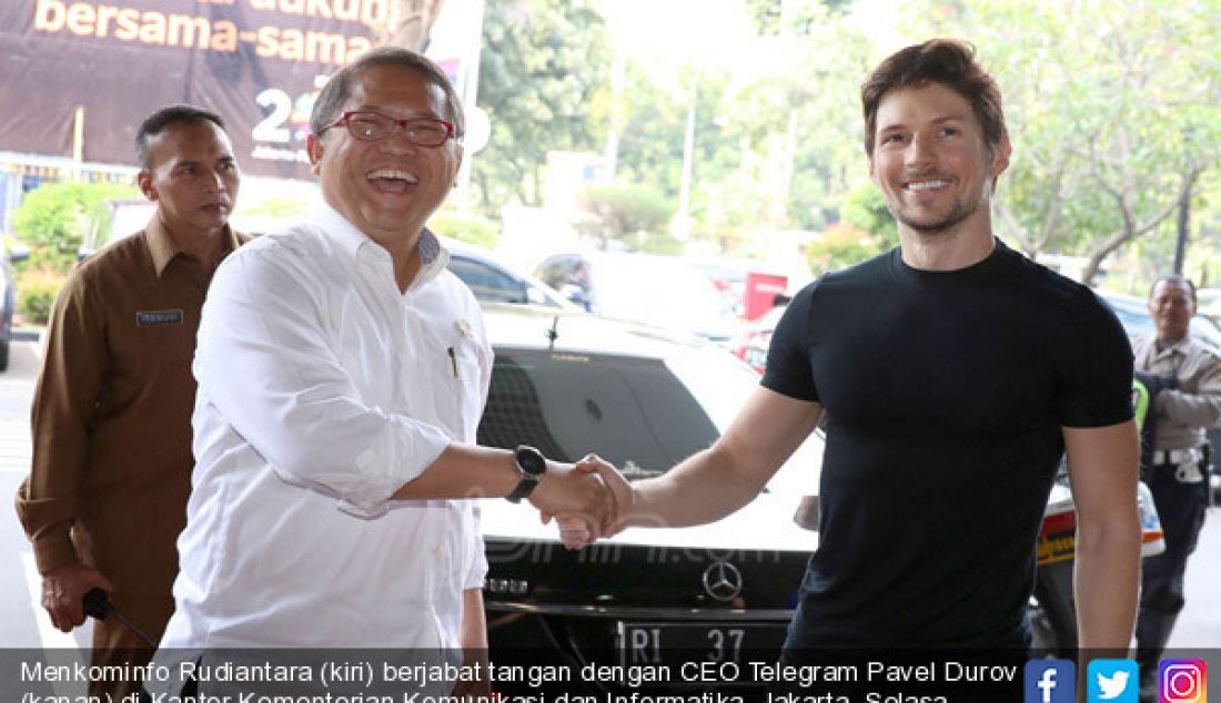Menkominfo Rudiantara (kiri) berjabat tangan dengan CEO Telegram Pavel Durov (kanan) di Kantor Kementerian Komunikasi dan Informatika, Jakarta, Selasa (1/8/). Pertemuan tersebut guna membahas SOP yang harus diikuti Telegram, - JPNN.com