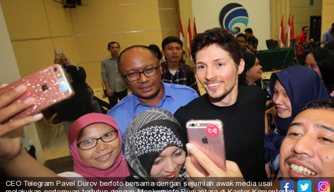 CEO Telegram Pavel Durov berfoto bersama dengan sejumlah awak media usai melakukan pertemuan tertutup dengan Menkominfo Rudiantara di Kantor Kementerian Komunikasi dan Informatika, Jakarta, Selasa (1/8/). - JPNN.com