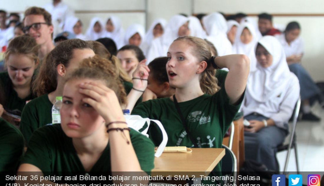 Sekitar 36 pelajar asal Belanda belajar membatik di SMA 2, Tangerang, Selasa (1/8). Kegiatan itu bagian dari pertukaran budaya yang di prakarsai oleh detara foundation dan Dinas Pendidikan Kota Tangerang. - JPNN.com