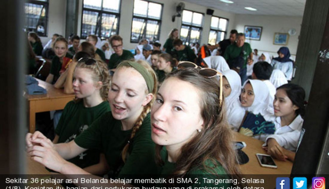 Sekitar 36 pelajar asal Belanda belajar membatik di SMA 2, Tangerang, Selasa (1/8). Kegiatan itu bagian dari pertukaran budaya yang di prakarsai oleh detara foundation dan Dinas Pendidikan Kota Tangerang. - JPNN.com