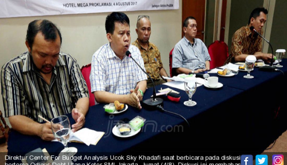 Direktur Center For Budget Analysis Ucok Sky Khadafi saat berbicara pada diskusi bertema Odious Debt Utang Kotor SMI,Jakarta, Jumat (4/8). Diskusi ini membahas kebijakan ekonomi Sri Mulyani berpotensi membahayakan Negara. - JPNN.com