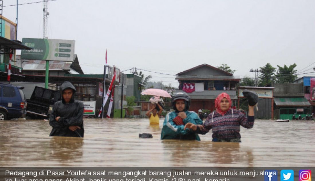 Pedagang di Pasar Youtefa saat mengangkat barang jualan mereka untuk menjualnya ke luar area pasar. Akibat banjir yang terjadi, Kamis (3/8) pagi kemarin membuat aktifitas jual beli di Pasar Youtefa sempat lumpuh. - JPNN.com