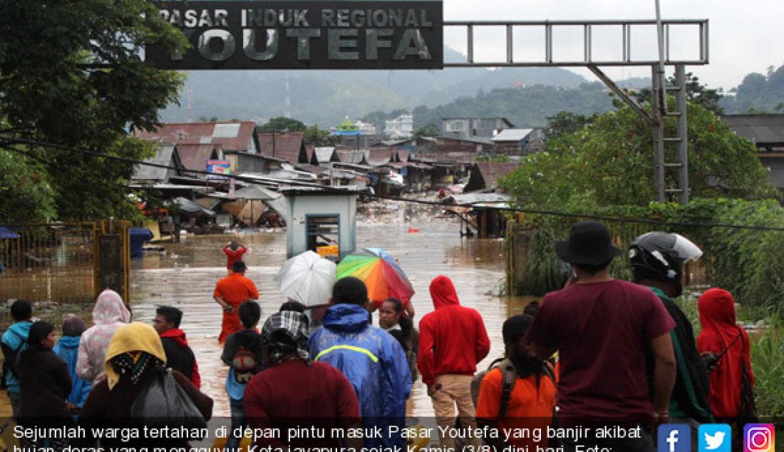 Sejumlah warga tertahan di depan pintu masuk Pasar Youtefa yang banjir akibat hujan deras yang mengguyur Kota jayapura sejak Kamis (3/8) dini hari. - JPNN.com