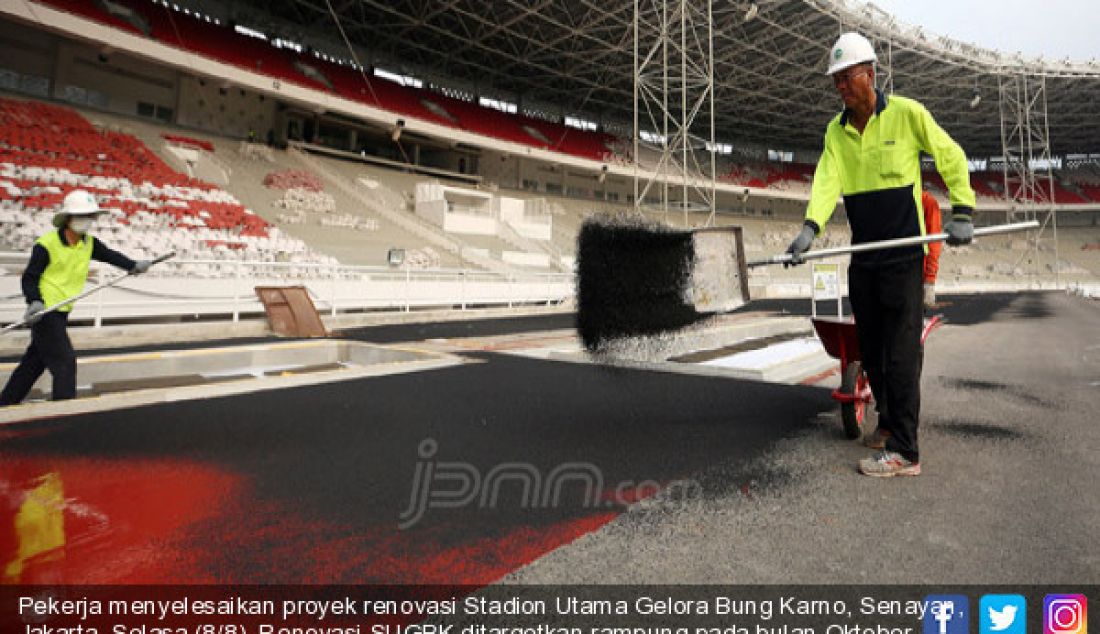 Pekerja menyelesaikan proyek renovasi Stadion Utama Gelora Bung Karno, Senayan, Jakarta, Selasa (8/8). Renovasi SUGBK ditargetkan rampung pada bulan Oktober 2017. - JPNN.com