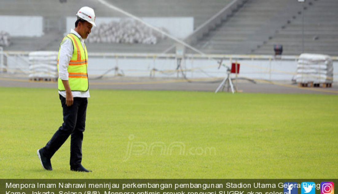 Menpora Imam Nahrawi meninjau perkembangan pembangunan Stadion Utama Gelora Bung Karno, Jakarta, Selasa (8/8). Menpora optimis proyek renovasi SUGBK akan selesai sesuai dengan jadwal yang ditargetkan yakni pada Oktober 2017. - JPNN.com