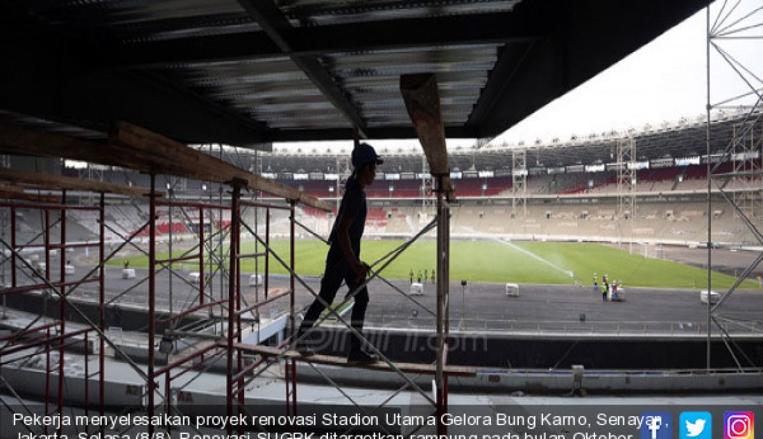 Pekerja menyelesaikan proyek renovasi Stadion Utama Gelora Bung Karno, Senayan, Jakarta, Selasa (8/8). Renovasi SUGBK ditargetkan rampung pada bulan Oktober 2017. - JPNN.com