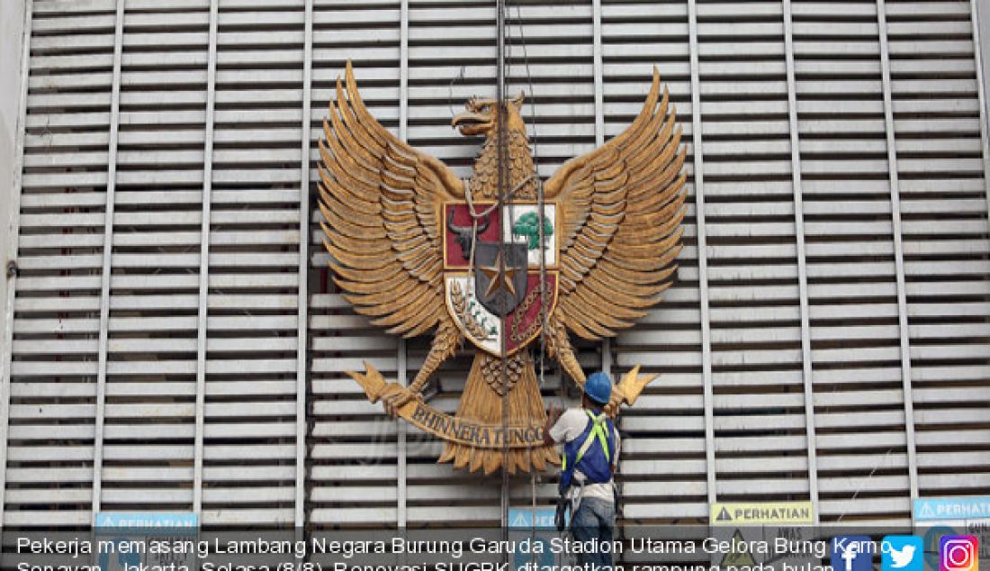 Pekerja memasang Lambang Negara Burung Garuda Stadion Utama Gelora Bung Karno, Senayan, Jakarta, Selasa (8/8). Renovasi SUGBK ditargetkan rampung pada bulan Oktober 2017. - JPNN.com