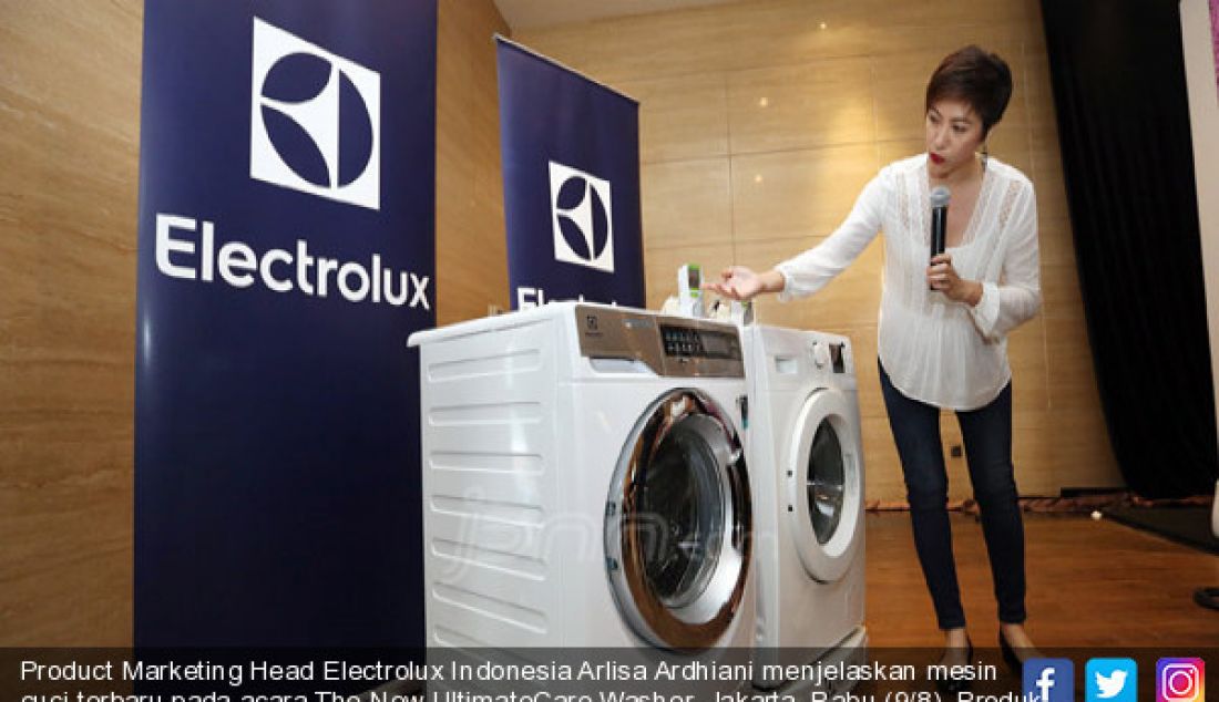 Product Marketing Head Electrolux Indonesia Arlisa Ardhiani menjelaskan mesin cuci terbaru pada acara The New UltimateCare Washer, Jakarta, Rabu (9/8). Produk ini menghemat waktu dan menjaga kualitas pakaian. - JPNN.com