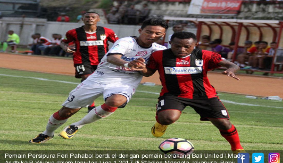 Pemain Persipura Feri Pahabol berduel dengan pemain belakang Bali United I Made Andhika P Wijaya dalam lanjutan Liga 1 2017 di Stadion Mandala Jayapura, Rabu (9/8). Di laga ini, Persipura berhasil membungkam tamunya 3-1. - JPNN.com