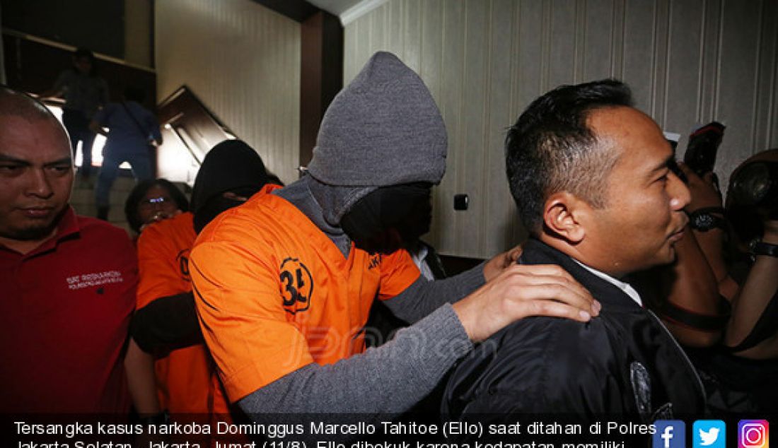 Tersangka kasus narkoba Dominggus Marcello Tahitoe (Ello) saat ditahan di Polres Jakarta Selatan, Jakarta, Jumat (11/8). Ello dibekuk karena kedapatan memiliki dua paket ganja dibawah 5 gram. - JPNN.com