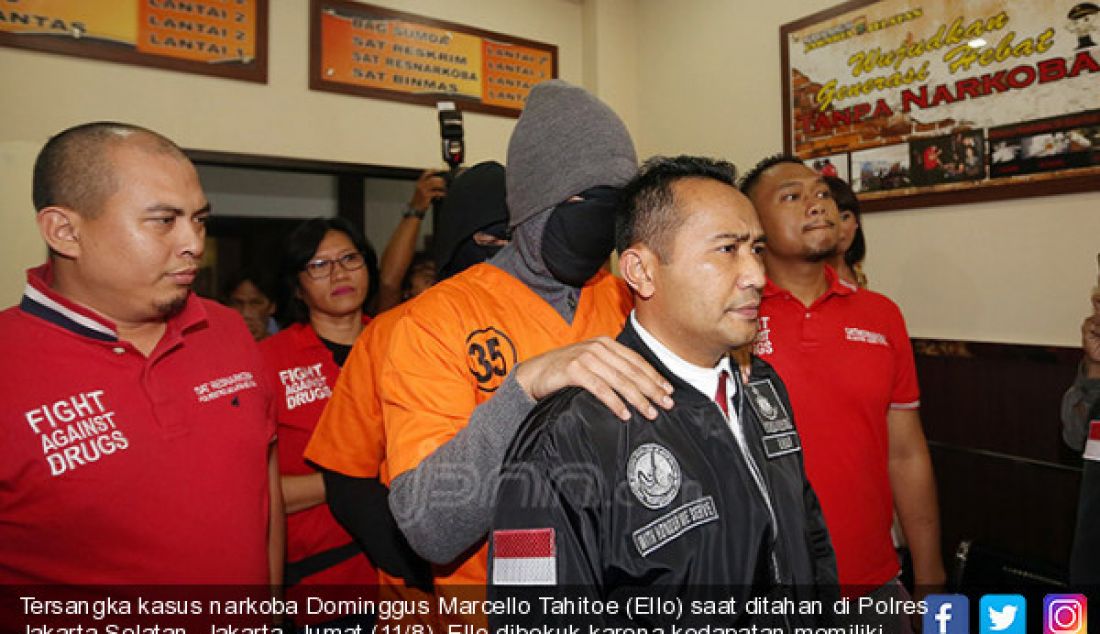 Tersangka kasus narkoba Dominggus Marcello Tahitoe (Ello) saat ditahan di Polres Jakarta Selatan, Jakarta, Jumat (11/8). Ello dibekuk karena kedapatan memiliki dua paket ganja dibawah 5 gram. - JPNN.com