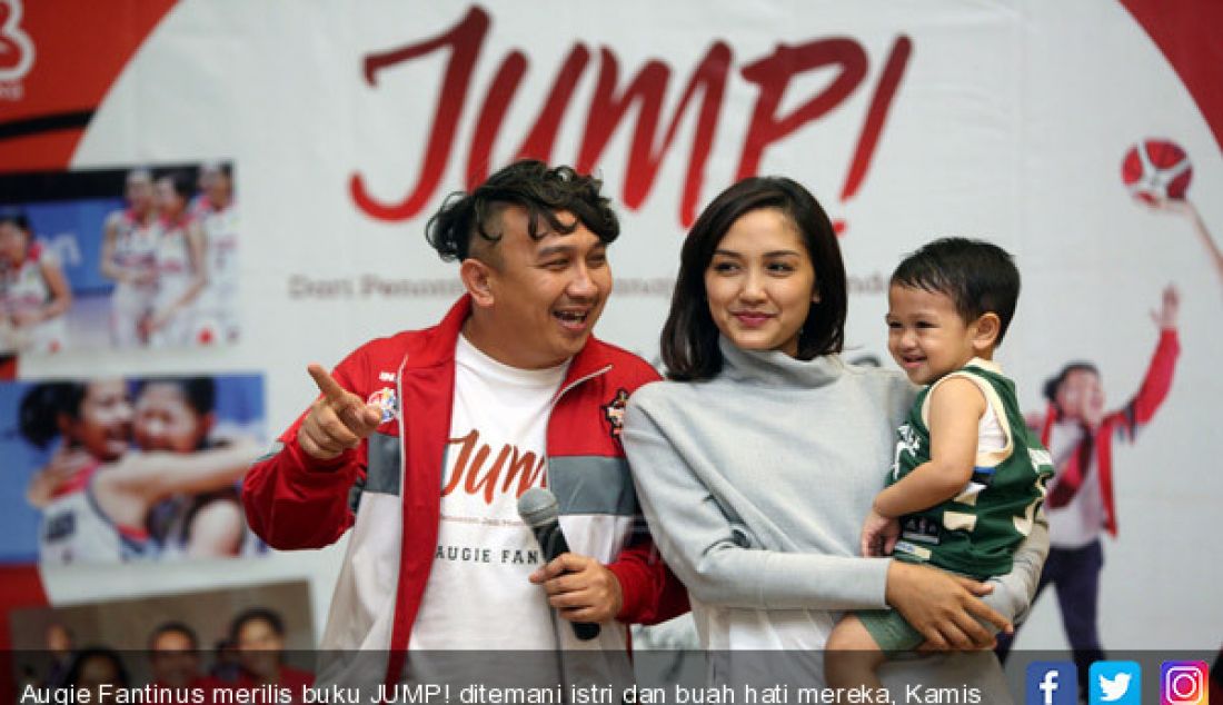 Augie Fantinus merilis buku JUMP! ditemani istri dan buah hati mereka, Kamis (10/8). - JPNN.com