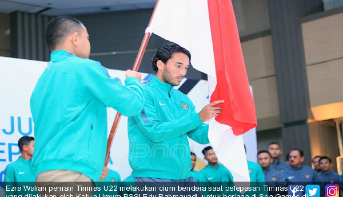 Ezra Walian pemain Timnas U22 melakukan cium bendera saat pelepasan Timnas U22 yang dilakukan oleh Ketua Umum PSSI Edy Rahmayadi untuk berlaga di Sea Games di Makostrad , Jakarta, (10/8). - JPNN.com