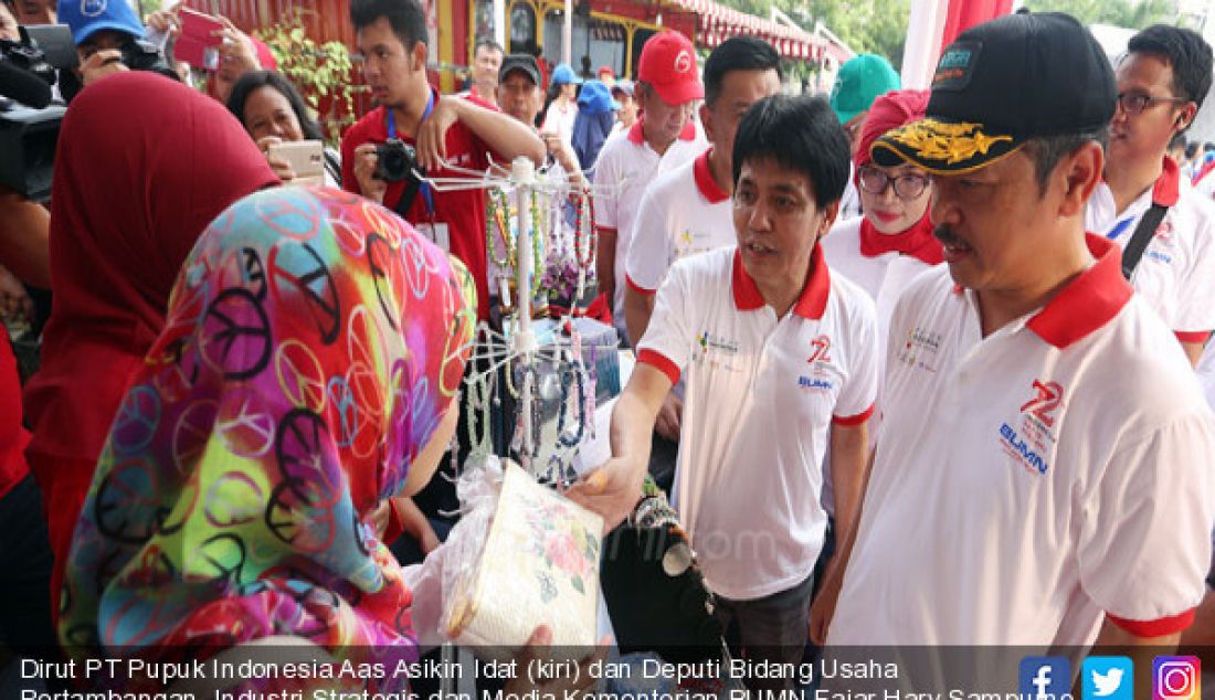 Dirut PT Pupuk Indonesia Aas Asikin Idat (kiri) dan Deputi Bidang Usaha Pertambangan, Industri Strategis dan Media Kementerian BUMN Fajar Hary Sampurno dalam acara Jalan Sehat 