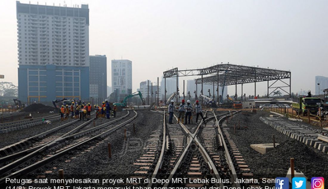 Petugas saat menyelesaikan proyek MRT di Depo MRT Lebak Bulus, Jakarta, Senin (14/8). Proyek MRT Jakarta memasuki tahap pemasangan rel dari Depo Lebak Bulus dan pada akhir 2017 tahap konstruksi akan mencapai 93 persen secara kese??????luruhan. - JPNN.com