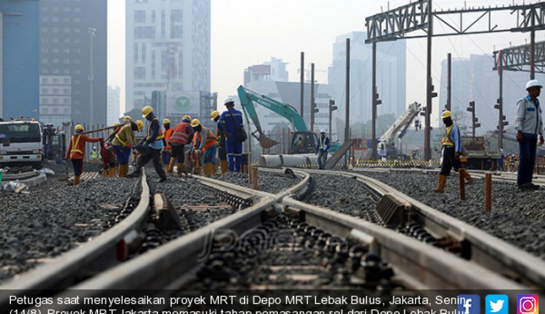 Petugas saat menyelesaikan proyek MRT di Depo MRT Lebak Bulus, Jakarta, Senin (14/8). Proyek MRT Jakarta memasuki tahap pemasangan rel dari Depo Lebak Bulus dan pada akhir 2017 tahap konstruksi akan mencapai 93 persen secara - JPNN.com