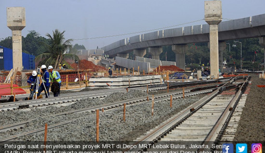 Petugas saat menyelesaikan proyek MRT di Depo MRT Lebak Bulus, Jakarta, Senin (14/8). Proyek MRT Jakarta memasuki tahap pemasangan rel dari Depo Lebak Bulus dan pada akhir 2017 tahap konstruksi akan mencapai 93 persen secara kese??????luruhan. - JPNN.com