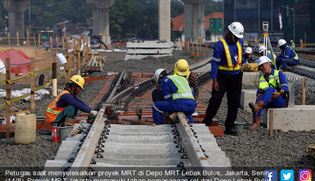 Petugas saat menyelesaikan proyek MRT di Depo MRT Lebak Bulus, Jakarta, Senin (14/8). Proyek MRT Jakarta memasuki tahap pemasangan rel dari Depo Lebak Bulus dan pada akhir 2017 tahap konstruksi akan mencapai 93 persen secara kese??????luruhan. - JPNN.com