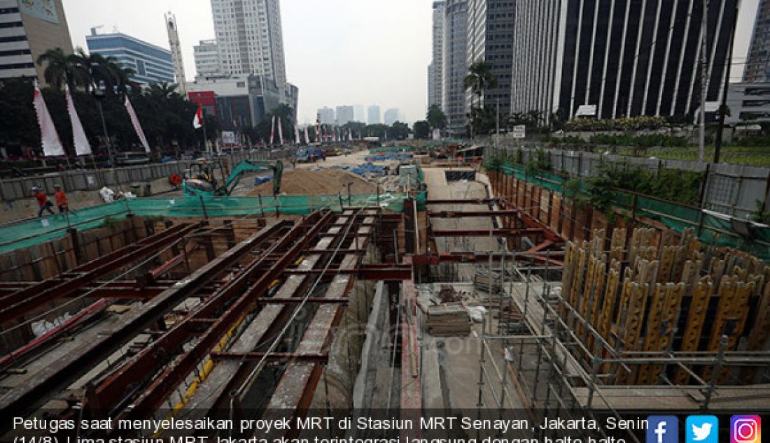 Petugas saat menyelesaikan proyek MRT di Stasiun MRT Senayan, Jakarta, Senin (14/8). Lima stasiun MRT Jakarta akan terintegrasi langsung dengan halte-halte Transjakarta. - JPNN.com