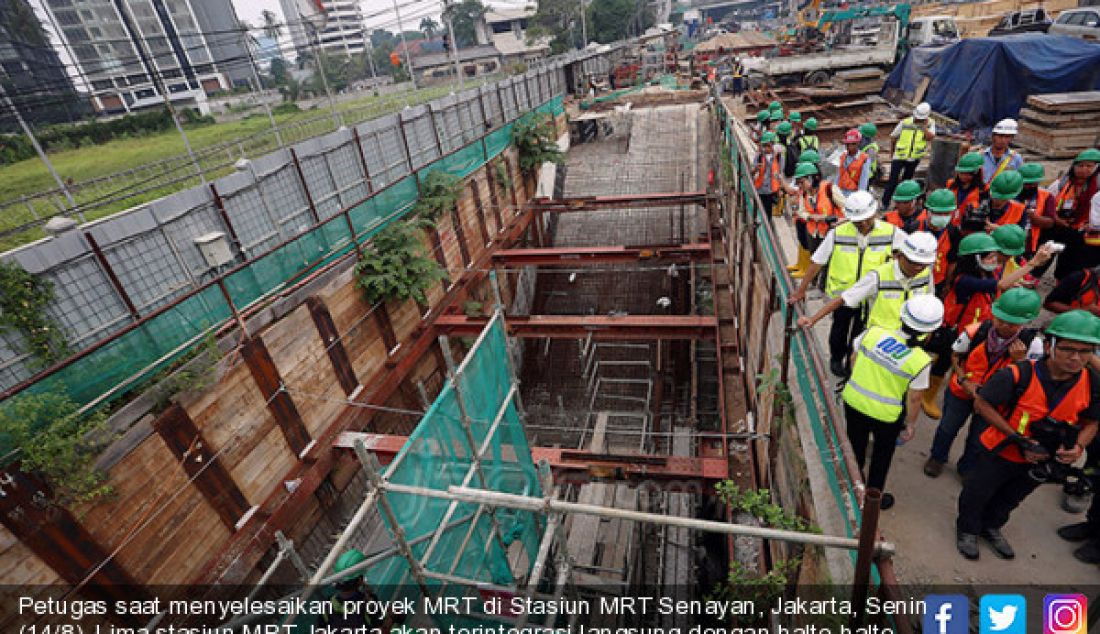 Petugas saat menyelesaikan proyek MRT di Stasiun MRT Senayan, Jakarta, Senin (14/8). Lima stasiun MRT Jakarta akan terintegrasi langsung dengan halte-halte Transjakarta. - JPNN.com