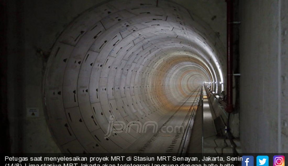 Petugas saat menyelesaikan proyek MRT di Stasiun MRT Senayan, Jakarta, Senin (14/8). Lima stasiun MRT Jakarta akan terintegrasi langsung dengan halte-halte Transjakarta. - JPNN.com