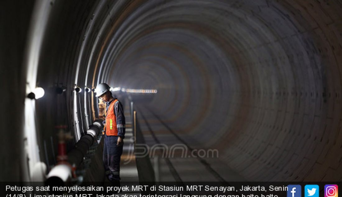 Petugas saat menyelesaikan proyek MRT di Stasiun MRT Senayan, Jakarta, Senin (14/8). Lima stasiun MRT Jakarta akan terintegrasi langsung dengan halte-halte Transjakarta. - JPNN.com